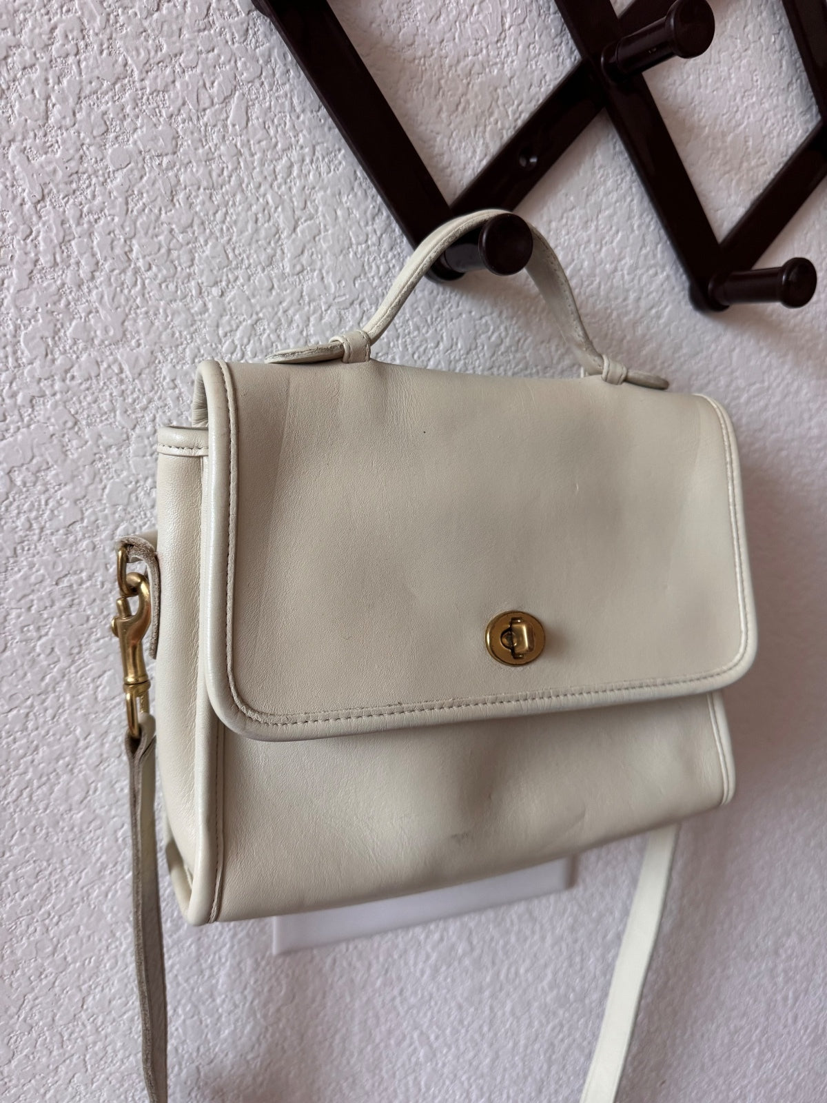 Coach M05D-9636 Vintage Leather Turnlock Crossbody Bag