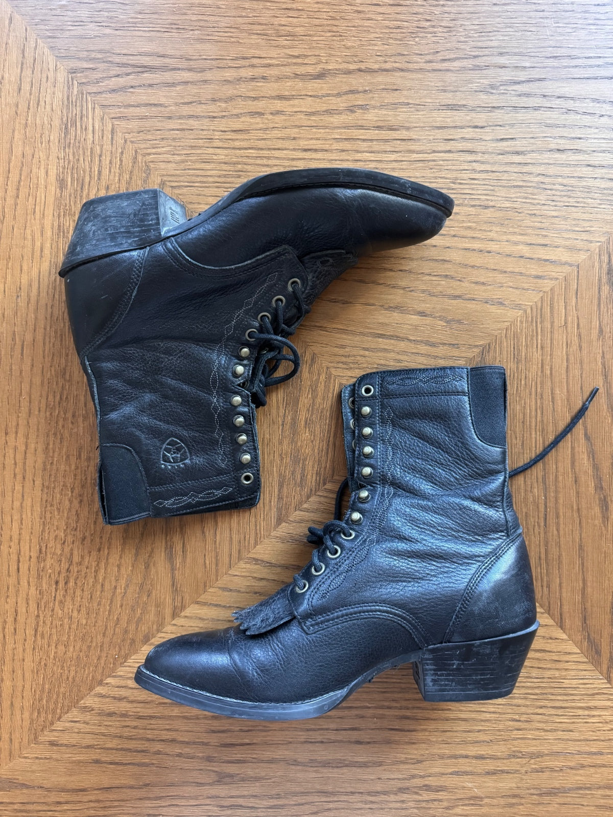 Vintage Ariat lace-up western boots 7